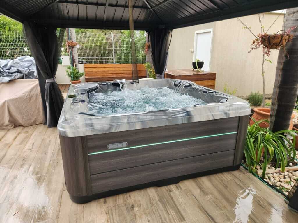 גקוזי במרפסת גג מקורה בפרגולה