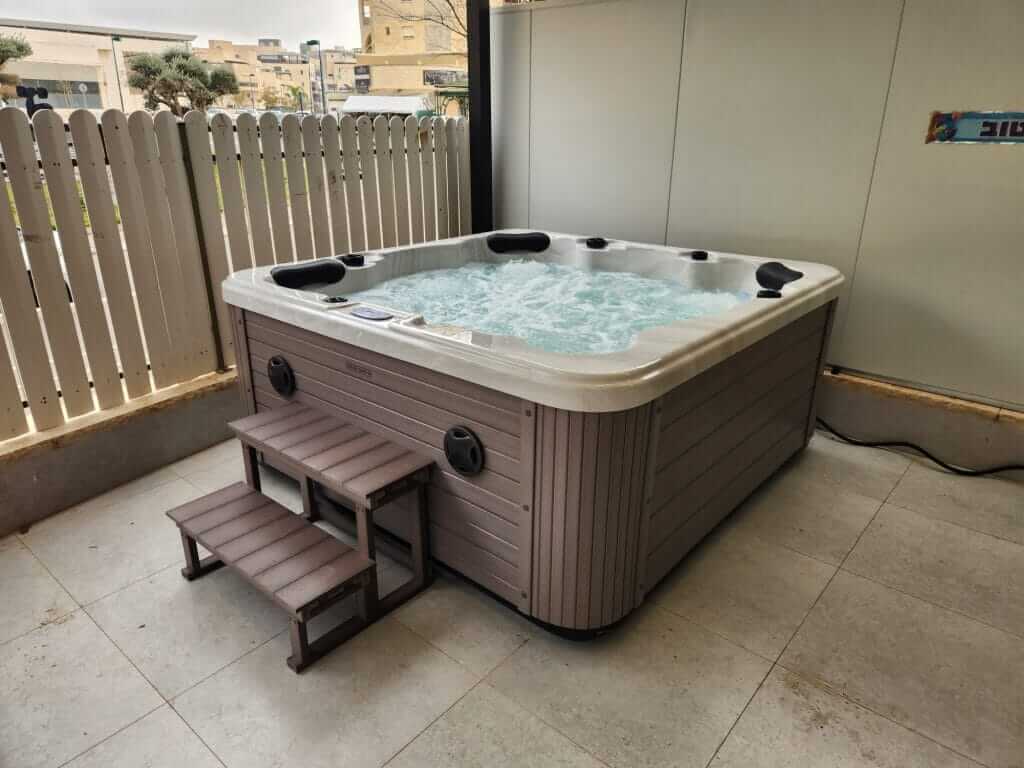 גקוזי למרפסת עם מעקה עץ ומדרגה