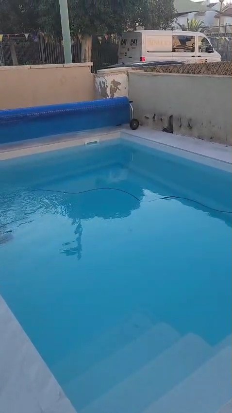 בריכת פיברגלס מותקנת בחצר