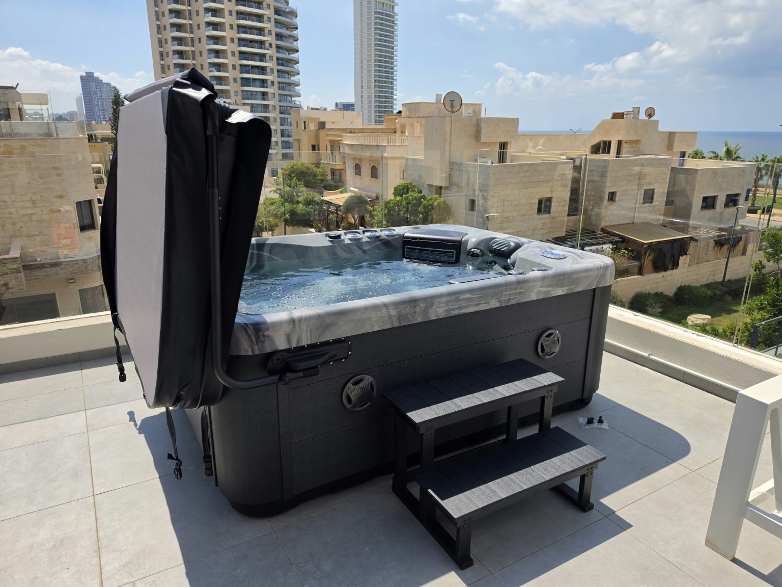 ג'קוזי מותקן על מרפסת גג עם נוף לים